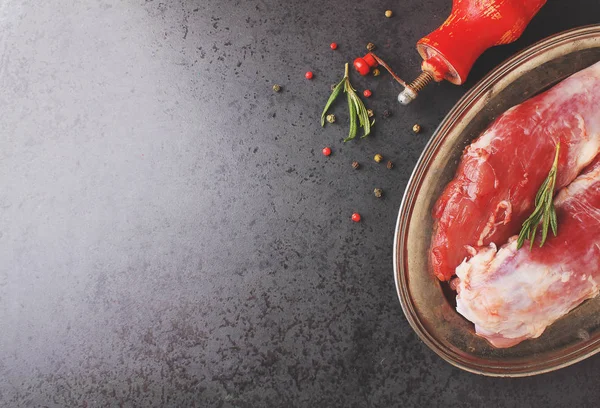 çiğ et baharatlar ile  