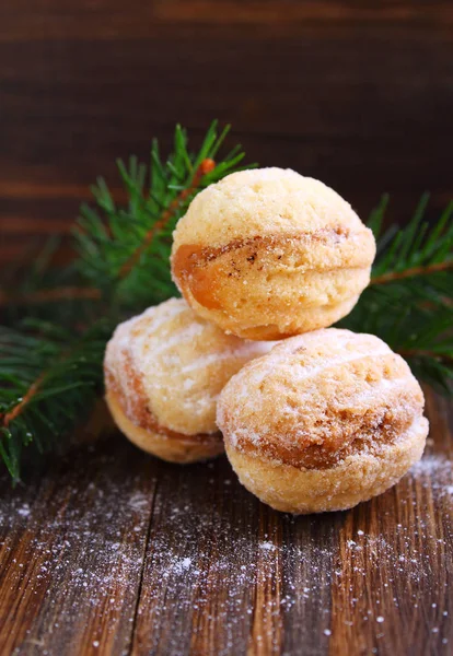 "NUTS "-koekjes met gecondenseerde melk op een donkere achtergrond — Stockfoto