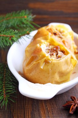 Bal ve fındık beyaz bir plaka ile pişmiş elma 