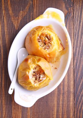 Bal ve fındık beyaz bir plaka ile pişmiş elma 