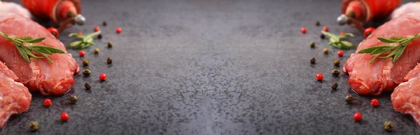 çiğ et baharatlar ile 