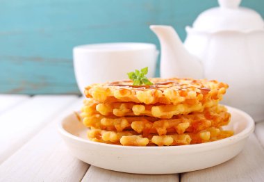 Hafta sonu Kahvaltı: waffle karamel sos ile