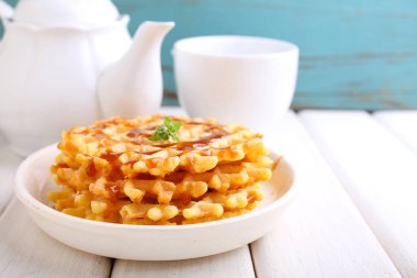 Hafta sonu Kahvaltı: waffle karamel sos ile