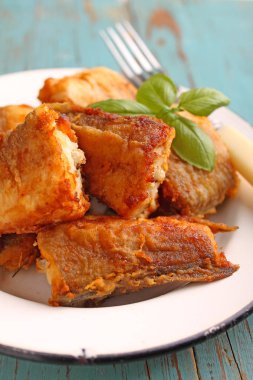 Beyaz bir tabak kızarmış hake balık