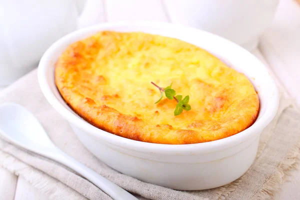 Cazuela de requesón en plato blanco decorado con menta, sobre fondo de madera blanca. Enfoque selectivo . —  Fotos de Stock