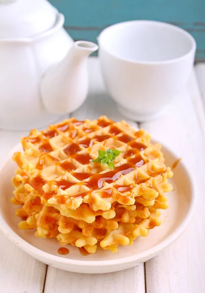 Hafta sonu Kahvaltı: waffle karamel sos ile