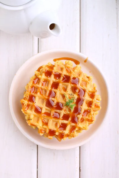 Hafta sonu Kahvaltı: waffle karamel sos ile
