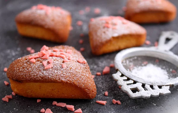 Cupcakes en coeur avec sucre en poudre sur fond noir — Photo