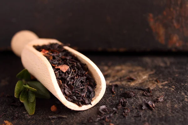 Сухий чорний чай на чорному тлі — стокове фото