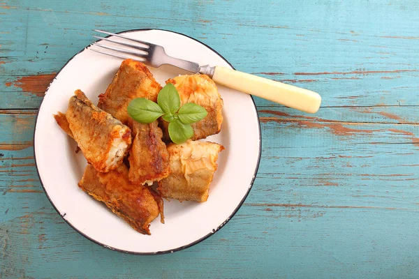 Pescado de merluza frito en un plato blanco —  Fotos de Stock