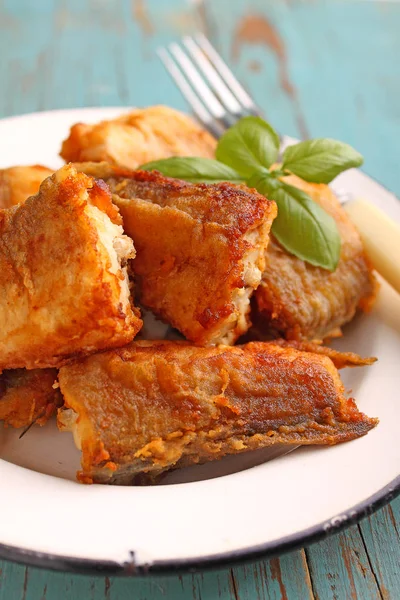 Poisson de merlu frit dans une assiette blanche — Photo