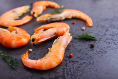 karides ve dereotu bir tablo