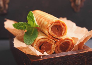 Yoğunlaştırılmış sütle waffle ruloları.