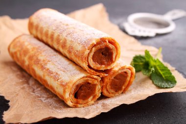 Yoğunlaştırılmış sütle waffle ruloları.