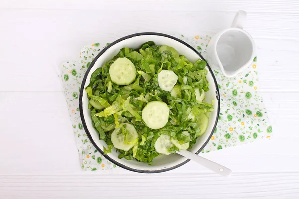 Salade van komkommers en Groenen — Stockfoto
