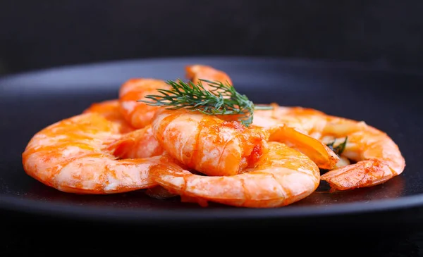 karides ve dereotu bir tablo