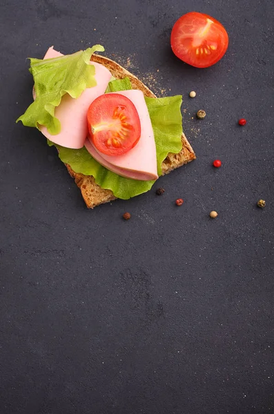 sandviç sosis, marul ve domates ile