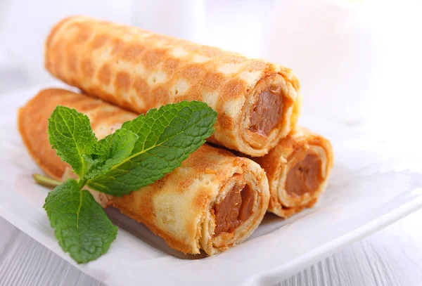 Yoğunlaştırılmış sütle waffle ruloları.