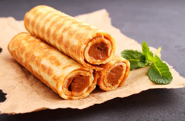 Yoğunlaştırılmış sütle waffle ruloları.