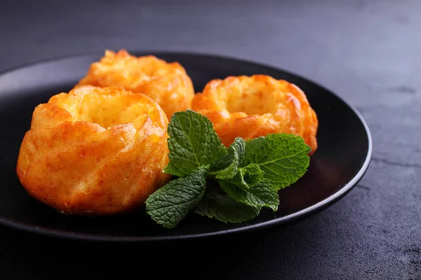 Hausgemachte Muffins auf Teller — Stockfoto