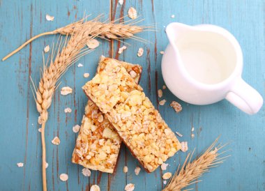 Kuru üzüm ve fındık ile müsli barlar