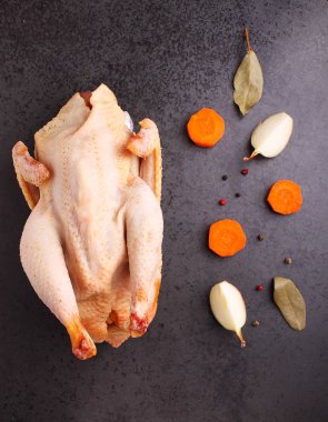 çiğ tavuk ve sebze.