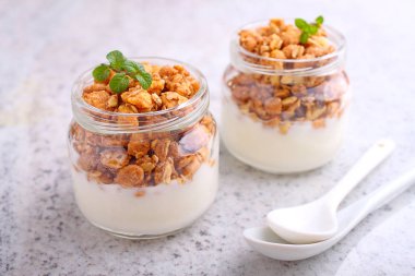 Yoğurtlu müsli kavanoz