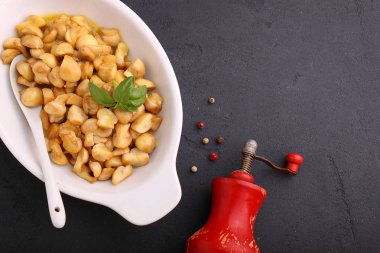 Kızarmış yağlı mantar beyaz plaka üzerinde