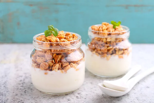 Yogourt au muesli en pots — Photo