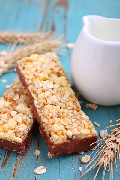 Muesli bars with raisins and nuts — Stock Photo, Image