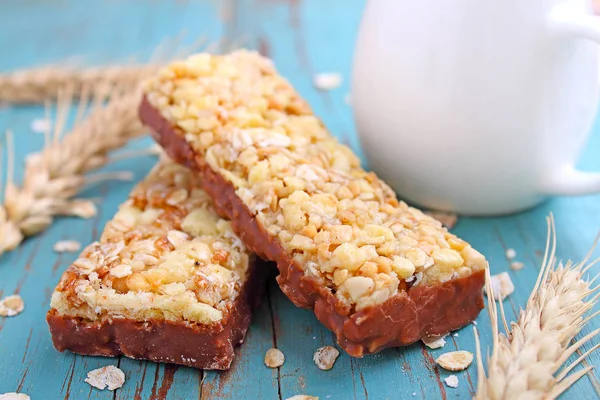 Muesli bars with raisins and nuts — Stock Photo, Image