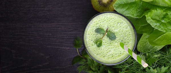 Smoothie zielony ze szpinakiem — Zdjęcie stockowe