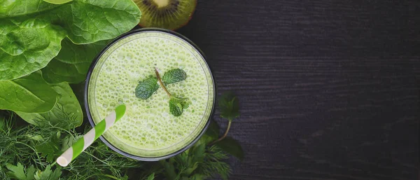 Grüner Smoothie mit Spinat — Stockfoto