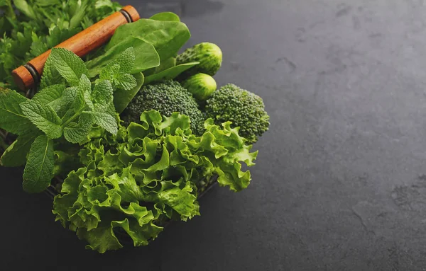 Reihe von grünem Gemüse — Stockfoto