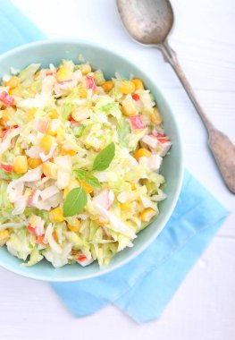 Mısır ve yengeç sopa ile lahana salatası