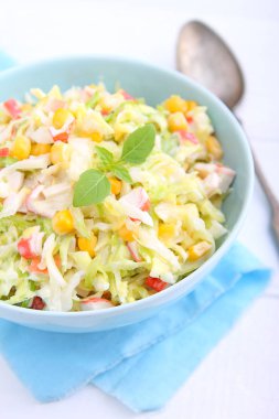 Mısır ve yengeç sopa ile lahana salatası