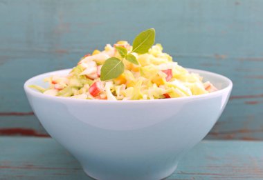 Mısır ve yengeç sopa ile lahana salatası