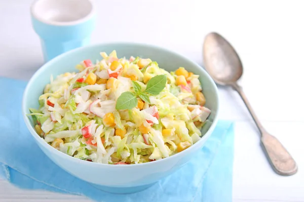 Mısır ve yengeç sopa ile lahana salatası