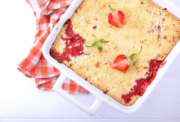 Crumble with strawberries in white plate — Stock Photo, Image