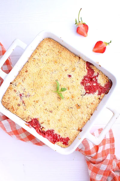 Crumble with strawberries in white plate — Stock Photo, Image