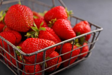 Olgun tatlı çilek sepeti