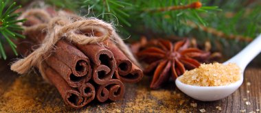 Tarçın ve şeker kamışı kaşıkla