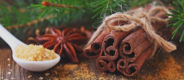 Tarçın ve şeker kamışı kaşıkla