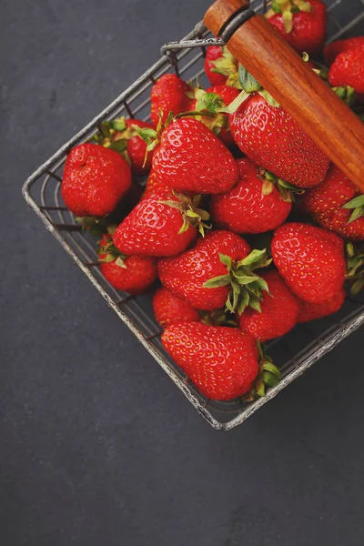 Ripe sweet strawberries in basket — Stock Photo, Image