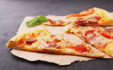 iştah açıcı dilim pizza 