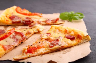 iştah açıcı dilim pizza 