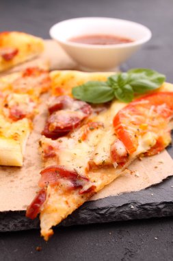 iştah açıcı dilim pizza sos ile