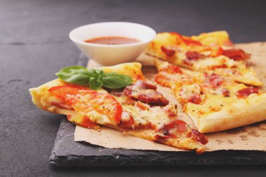 iştah açıcı dilim pizza sos ile