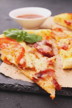 iştah açıcı dilim pizza sos ile