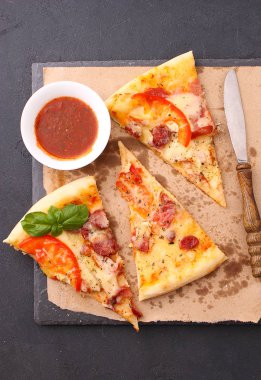 iştah açıcı dilim pizza sos ile